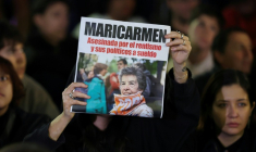 Des manifestants rassemblés après avoir appris le décès de la retraitée Maricarmen Abascal, expulsée de son logement, dans un hôpital à Madrid, le 7 octobre 2026  ( AFP / Thomas COEX )