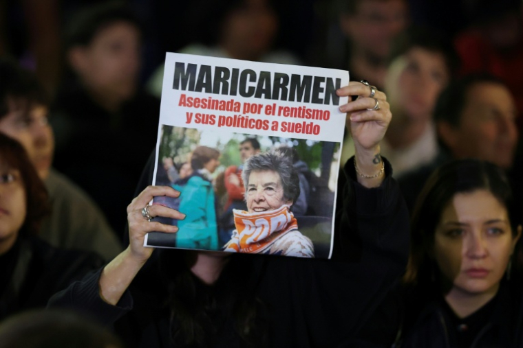Des manifestants rassemblés après avoir appris le décès de la retraitée Maricarmen Abascal, expulsée de son logement, dans un hôpital à Madrid, le 7 octobre 2026  ( AFP / Thomas COEX )