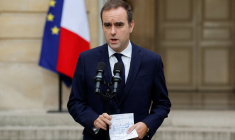Le Premier ministre français sortant, M. Lecornu, prononce un discours à Matignon, à Paris