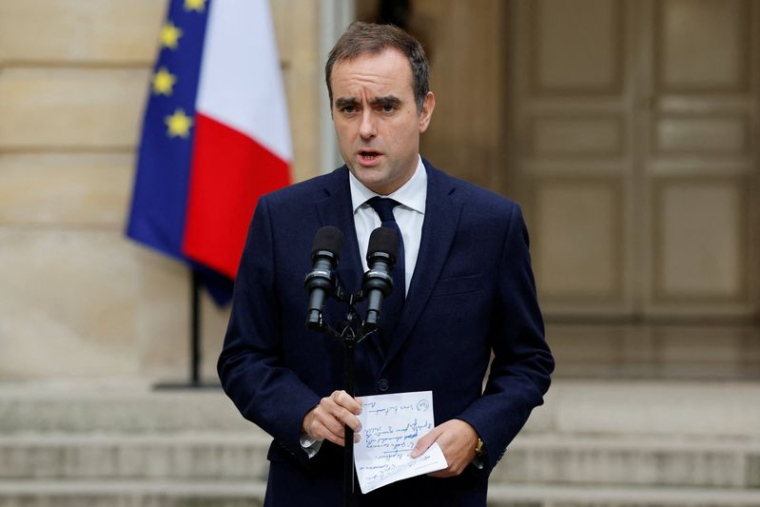Le Premier ministre français sortant, M. Lecornu, prononce un discours à Matignon, à Paris