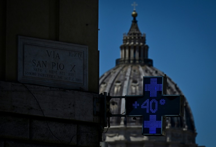 Un thermomètre de pharmacie indique une température de 40°C à Rome, le 28 juin 2025 ( AFP / Tiziana FABI )