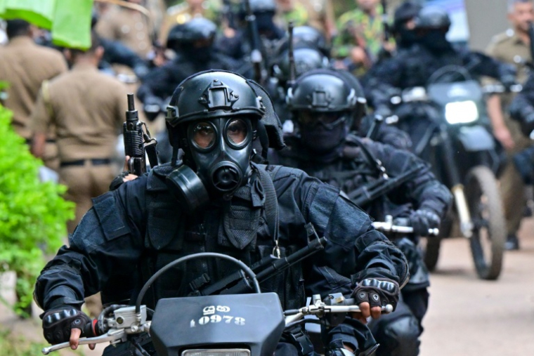 Des militaires sri-lankais patrouillent à moto à l'extérieur de la prison de Mahara, près de Colombo, théâtre d'une émeute, le 2 août 2026  ( AFP / Ishara S. KODIKARA )