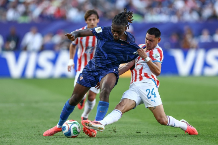Manu Kone tente d'échapper au Paraguayen Gustavo Caballero lors de la victoire des Bleus en 16e de finale de la Coupe du monde, le 4 juillet 2026 à Philadelphie ( AFP / CHARLY TRIBALLEAU )