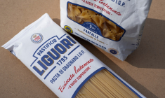 Les stratégies de place branding s'appuient sur des labels comme l'appellation d'origine protégée pour renforcer l'influence des régions ou des territoires dans la valorisation de leurs marques. (crédit: Adobe Stock)