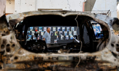 Un homme passe devant un véhicule endommagé après le retrait de l'armée israélienne de Jénine, en Cisjordanie occupée par Israël
