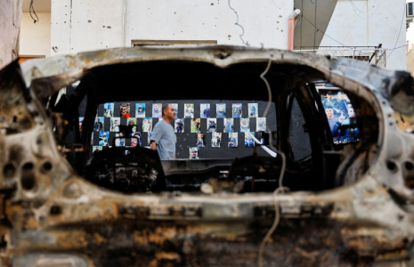 Un homme passe devant un véhicule endommagé après le retrait de l'armée israélienne de Jénine, en Cisjordanie occupée par Israël