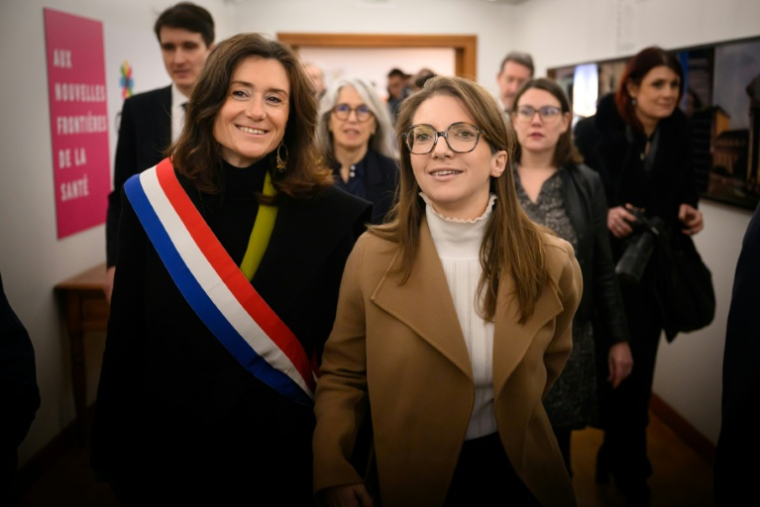 La députée MoDem Sandrine Josso (G) et la ministre déléguée chargée de l'Egalité femmes-hommes Aurore Bergé (D) au CHU de Nantes le 30 janvier 2026 ( AFP / Loic VENANCE )