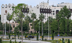 Devant l'hôtel Serena d'Islamabad, au Pakistan, où doivent se tenir les pourparlers entre Iran et Etats-Unis, le 11 avril 2026 ( AFP / Aamir QURESHI )