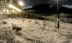Des vagues s'écrasent sur la promenade d'un quartier résidentiel à l'approche du super typhon Ragasa à Hong Kong, le 23 septembre 2025  ( AFP / Tommy WANG )