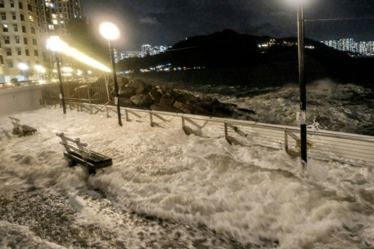 Des vagues s'écrasent sur la promenade d'un quartier résidentiel à l'approche du super typhon Ragasa à Hong Kong, le 23 septembre 2025  ( AFP / Tommy WANG )