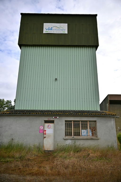 Des scellés sur la porte d'un silo où un corps qui pourrait être celui de la collégienne Lyhanna a été découvert, le 5 juin 2026 à Puycasquier, dans le Gers ( AFP / Lionel BONAVENTURE )