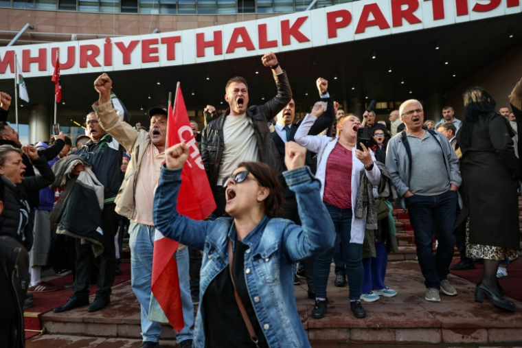 Des membres du Parti républicain du peuple (CHP) manifestent devant le siège du parti contre les allégations d'achat de votes lors du congrès du CHP en novembre 2023, le 21 mai 2026 à Ankara, en Turquie ( AFP / Adem ALTAN )