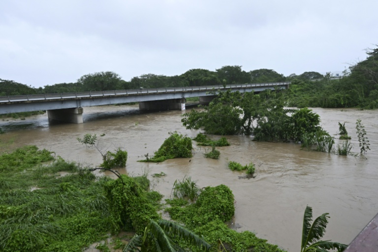 Le Rio Cobre sorti de son lit près de Sainte-Catherine, peu avant que l'ouragan Melissa touche terre en Jamaïque, le 28 octobre 2025 ( AFP / Ricardo Makyn )