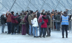 Des touristes font la queue devant le musée du Louvre au lendemain du cambriolage
