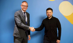 Photographie fournie par le service de presse présidentiel ukrainien du maire du Havre (Seine-Maritime) et président du parti Horizons Edouard Philippe, à gauche, et du président ukrainien Volodymyr Zelensky, à droite, à Kiev le 26 mai 2026 ( UKRAINIAN PRESIDENTIAL PRESS SERVICE / Handout )