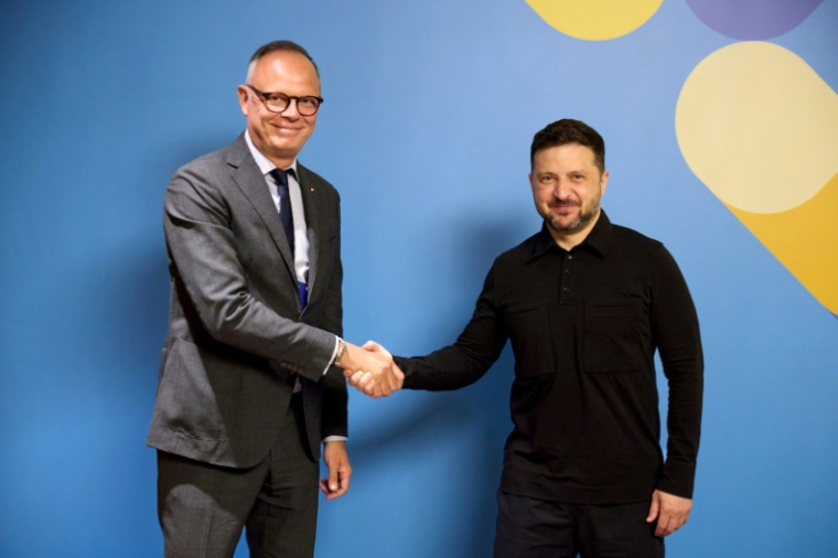 Photographie fournie par le service de presse présidentiel ukrainien du maire du Havre (Seine-Maritime) et président du parti Horizons Edouard Philippe, à gauche, et du président ukrainien Volodymyr Zelensky, à droite, à Kiev le 26 mai 2026 ( UKRAINIAN PRESIDENTIAL PRESS SERVICE / Handout )