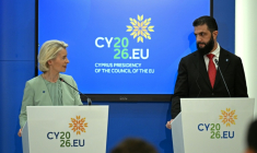 La présidente de la Commission européenne, Ursula von der Leyen, et le président syrien,  Ahmad al-Chareh, en conférence de presse à l'issue d'une session de travail du Conseil européen et des partenaires régionaux, lors d'une réunion informelle à Nicosie, le 24 avril 2026 à Chypre ( AFP / Jewel SAMAD )