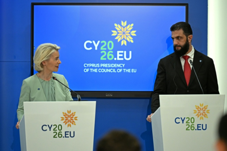 La présidente de la Commission européenne, Ursula von der Leyen, et le président syrien,  Ahmad al-Chareh, en conférence de presse à l'issue d'une session de travail du Conseil européen et des partenaires régionaux, lors d'une réunion informelle à Nicosie, le 24 avril 2026 à Chypre ( AFP / Jewel SAMAD )