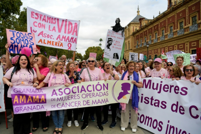 Des manifestants, dont une grande majorité de femmes, protestent contre la gestion des autorités régionales dans des retards de dépistage de cancer de sein, le 26 octobre 2025 à Séville ( AFP / CRISTINA QUICLER )