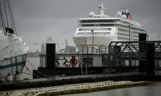 Le paquebot de croisière Europa 2 navigue sur la Garonne en direction du port de Bordeaux, le 6 mai 2026  ( AFP / Christophe ARCHAMBAULT )