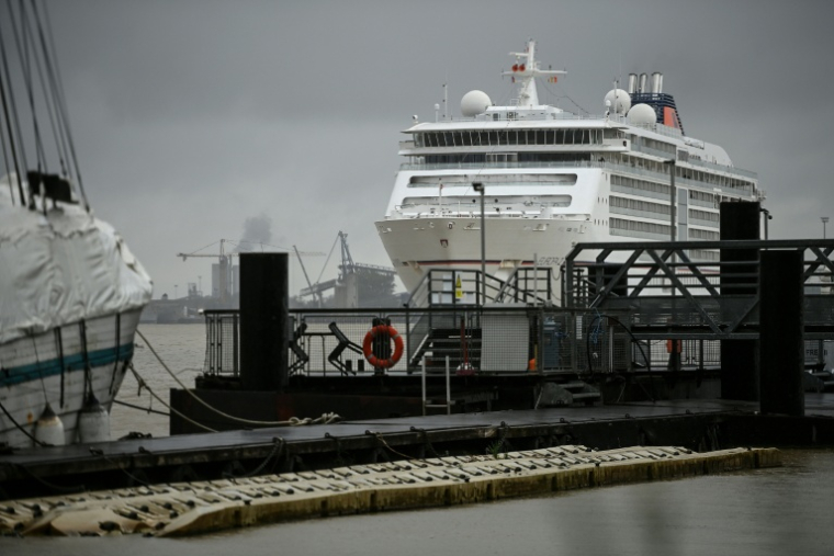 Le paquebot de croisière Europa 2 navigue sur la Garonne en direction du port de Bordeaux, le 6 mai 2026  ( AFP / Christophe ARCHAMBAULT )