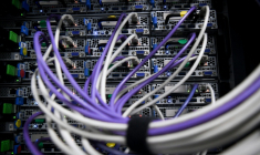 Câbles et serveurs dans une salle du data center Scaleway à Saint-Ouen-l'Aumône (Val-d'Oise) ( AFP / ALAIN JOCARD )