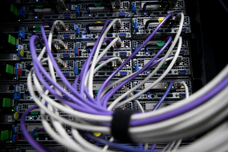 Câbles et serveurs dans une salle du data center Scaleway à Saint-Ouen-l'Aumône (Val-d'Oise) ( AFP / ALAIN JOCARD )