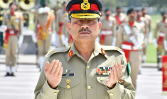 L'actuel chef d'état-major pakistanais, Asim Munir, le 21 mai 2025, en prière lors d'une cérémonie devant un monument aux morts au QG à Rawalpindi. Photo transmise par le service de presse de l'armée pakistanaise (ISPR) ( Pakistan's Inter-Services Public Relations (ISPR) / HANDOUT )