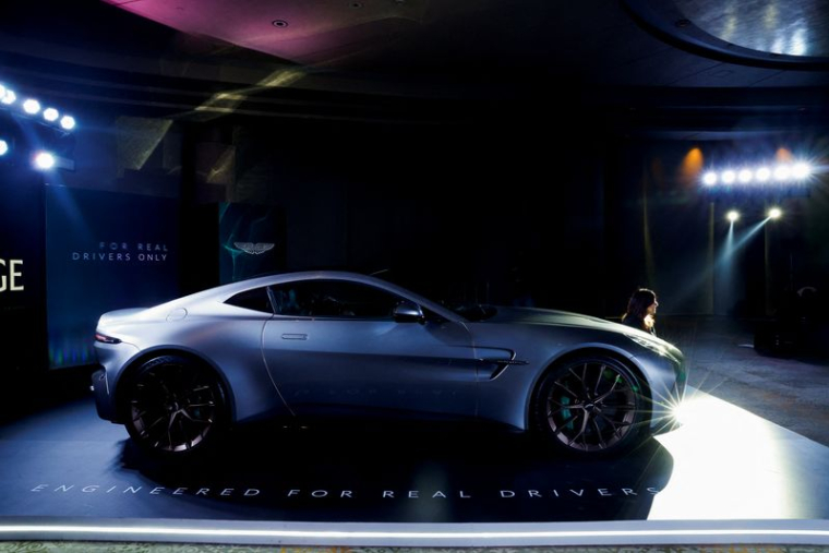 L'Aston Martin Vantage, une voiture de sport de luxe, est présentée lors de son lancement à New Delhi