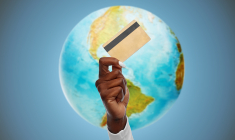 (Crédits photo : Adobe Stock - carte bancaire recyclée respectueuse de la planète)