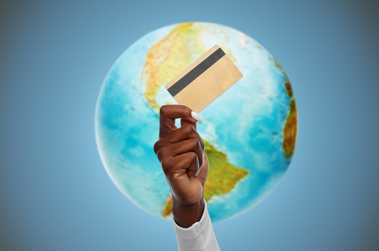 (Crédits photo : Adobe Stock - carte bancaire recyclée respectueuse de la planète)