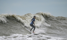 La surfeuse bangladaise Fatima Akhter pratique son sport à Cox's Bazar, dans le sud-est du Bangladesh, le 22 juin 2026   ( AFP / Munir UZ ZAMAN )