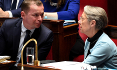 La Première ministre Elisabeth Borne et le ministre du Travail Olivier Dussopt le 20 mars à Paris. ( AFP / BERTRAND GUAY )