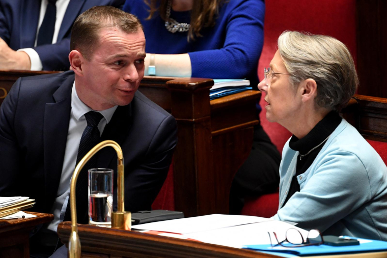 La Première ministre Elisabeth Borne et le ministre du Travail Olivier Dussopt le 20 mars à Paris. ( AFP / BERTRAND GUAY )