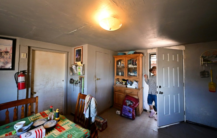 Christine Shorty allume la lumière après que sa maison vient d'être raccordée à l'électricité, à Tonalea, en Arizona, le 8 juillet 2025 ( AFP / Frederic J. BROWN )