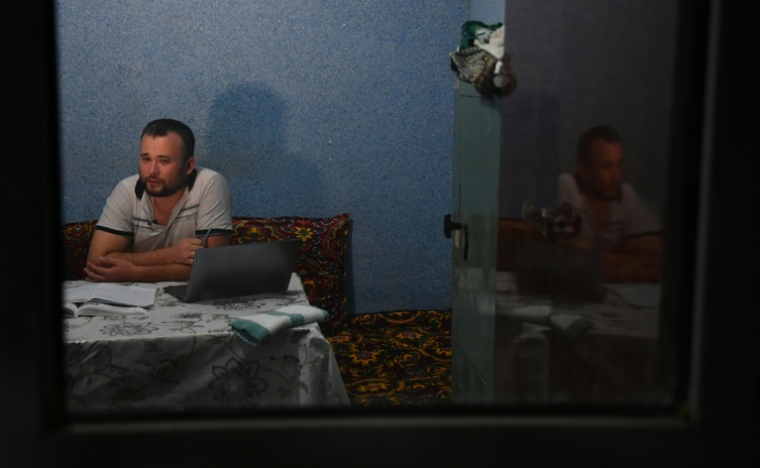 Oumidjon Alijonov, ambulancier ouzbek en partance pour l'Allemagne, le 13 août 2025 à Tachkent ( AFP / VYACHESLAV OSELEDKO )