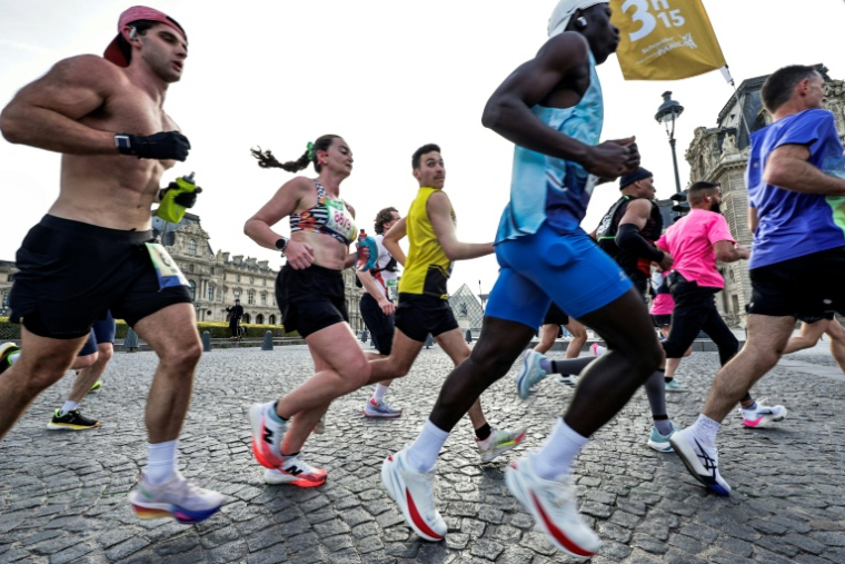 Les concurrentes et concurrents du marathon de Paris, le 12 avril 2026 ( AFP / STEPHANE DE SAKUTIN )