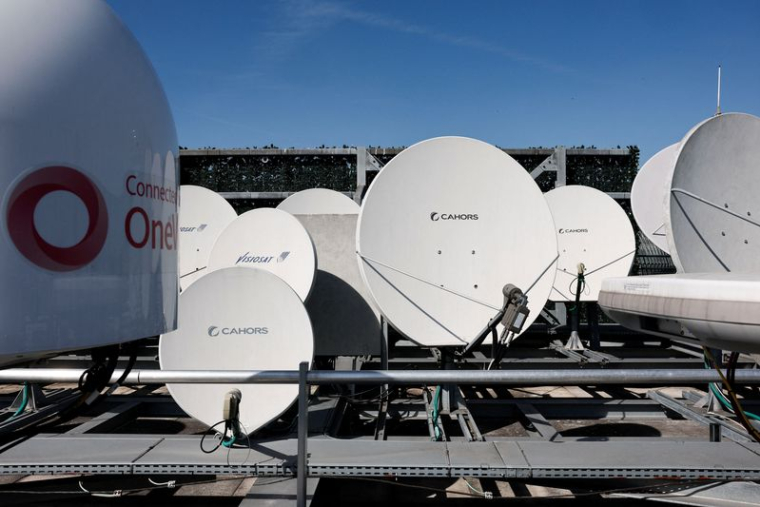 Des antennes paraboliques de couverture GEO sont visibles sur le toit du siège d'Eutelsat Group Paris à Issy-les-Moulineaux