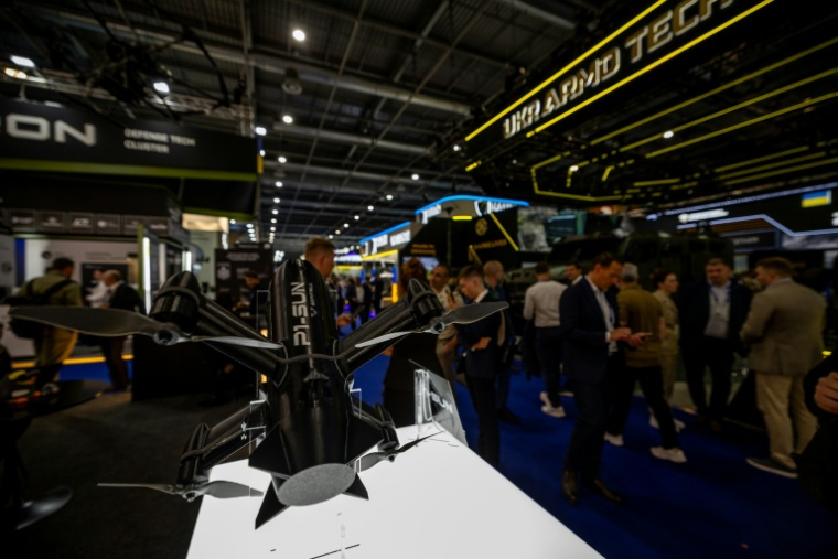 L'intercepteur P1-Sun de l'ukrainien Skyfall exposé à Eurosatory à Villepinte, au nord de Paris, le 15 juin 2026  ( AFP / Guillaume BAPTISTE )