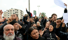Des personnes participent à une manifestation dans la ville côtière de Lattaquié, fief alaouite de Syrie, le 25 novembre 2025 ( AFP / Haidar MUSTAFA )
