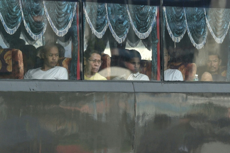Des ressortissants birmans attendent dans un car leur rapatriement par bateau depuis la base navale de Lumut, près de Kuala Lumpur, le 29 septembre 2026 ( AFP / Arif Kartono )