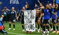 Des joueurs argentins déploient une banderole "Les Malouines sont argentines" après la victoire contre l'Angleterre en demi-finale du Mondial-2026 le 15 juillet 2026 à Atlanta ( AFP / Paul ELLIS )