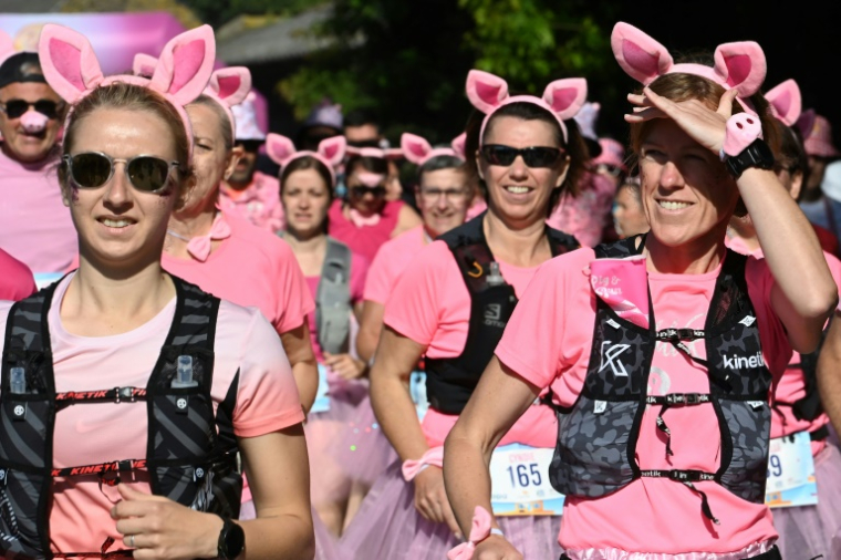 Des participantes à la course "Pig and Run" organisée à Merlevenez par la profession porcine, le 18 mai 2025 dans le Morbihan ( AFP / JEAN-FRANCOIS MONIER )