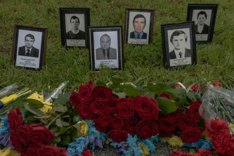 Des fleurs placées devant les portraits de victimes de la catastrophe de Tchernobyl à l'occasion du 40e anniversaire de l'accident, le 26 avril 2026 à Kiev  ( AFP / Roman PILIPEY )