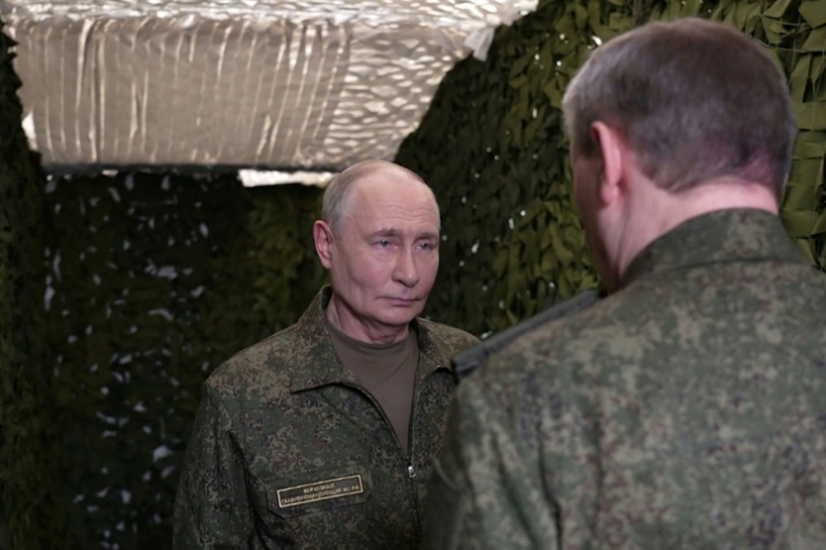 Sur cette image diffusée le 3 juillet 2026 par le service de presse de la présidence russe, Vladimir Poutine est accueilli par le chef d'état-major russe, Valéri Guérassimov, dans un poste de commandement situé dans un lieu non précisé ( RUSSIAN PRESIDENTIAL PRESS OFFICE / Handout )