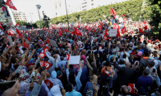 DES MILLIERS D'OPPOSANTS RÉUNIS À TUNIS CONTRE LE PRÉSIDENT SAÏED