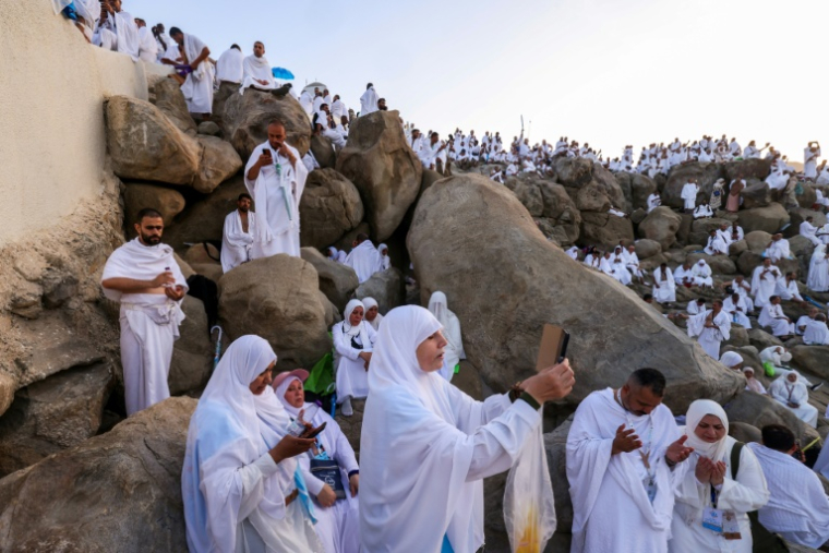 Des pèlerins prient sur le mont Arafat, près de La Mecque, en Arabie saoudite, au deuxième jour du hajj le 5 juin 2025 ( AFP / Hazem BADER )