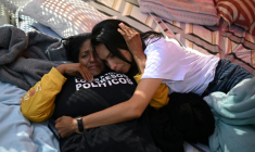 Des proches de détenus vénézuéliens, en grève de la faim, devant la prison Zona 7 à Caracas, le 16 février 2026 ( AFP / Federico PARRA )