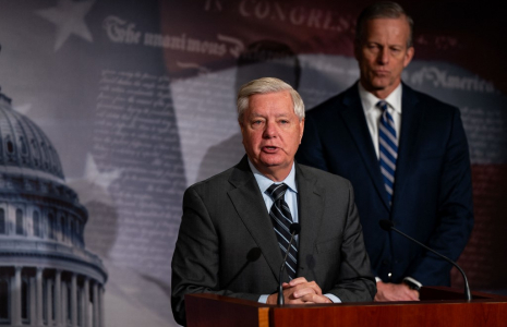 Les sénateurs Lindsey Graham, et John Thune, le 17 janvier 2024, à Washington DC ( GETTY IMAGES NORTH AMERICA / KENT NISHIMURA )