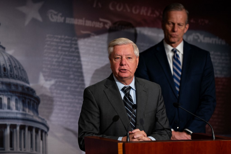 Les sénateurs Lindsey Graham, et John Thune, le 17 janvier 2024, à Washington DC ( GETTY IMAGES NORTH AMERICA / KENT NISHIMURA )